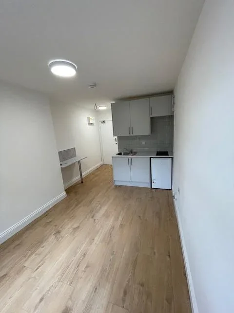 Flat Bowes Road in Greater London