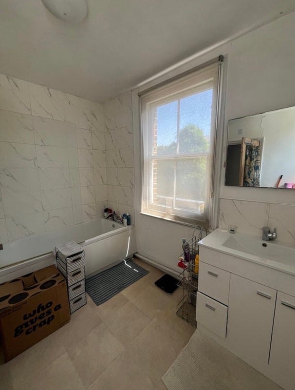 Room Percy Road in Greater London