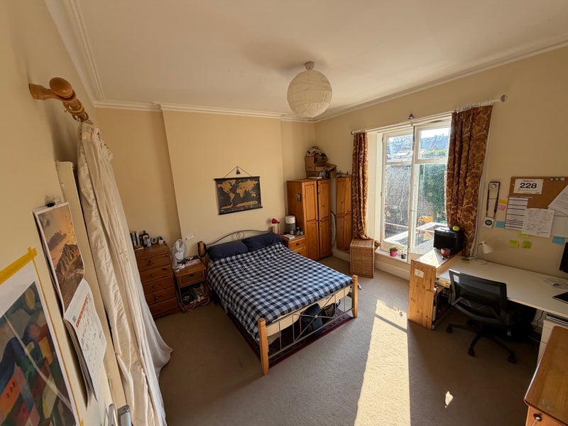 Room Percy Road in Greater London