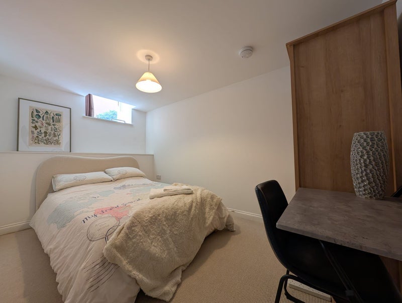 Room Hotwell Road in Bristol