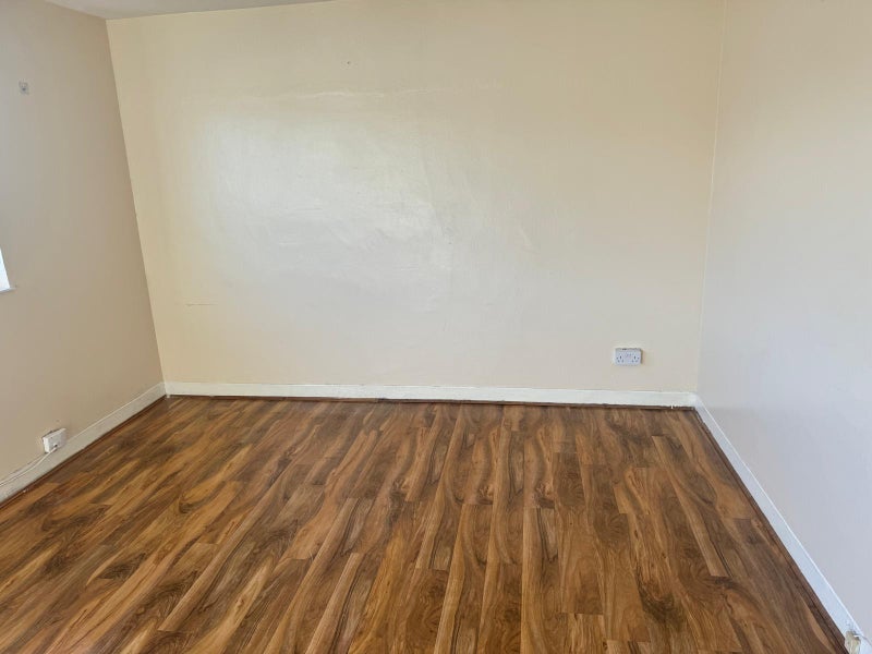 Flat Ravine Grove in Greater London