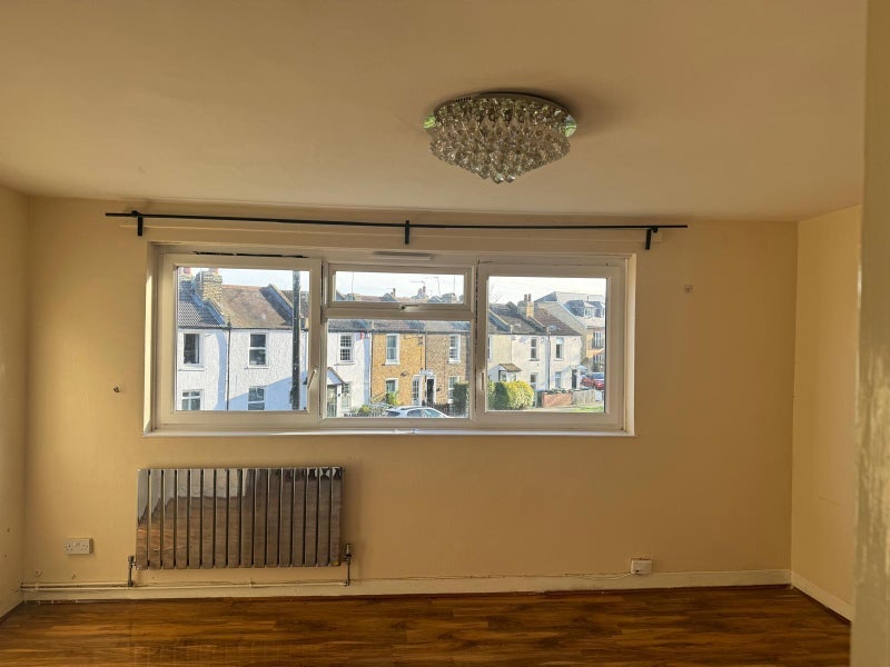 Flat Ravine Grove in Greater London