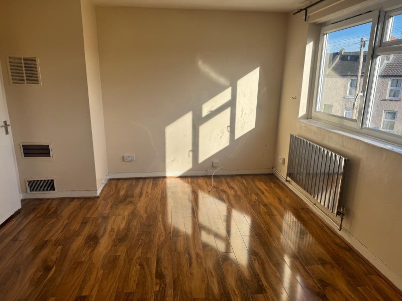 Flat Ravine Grove in Greater London