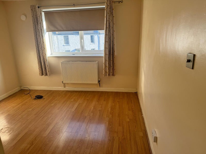 Flat Ravine Grove in Greater London