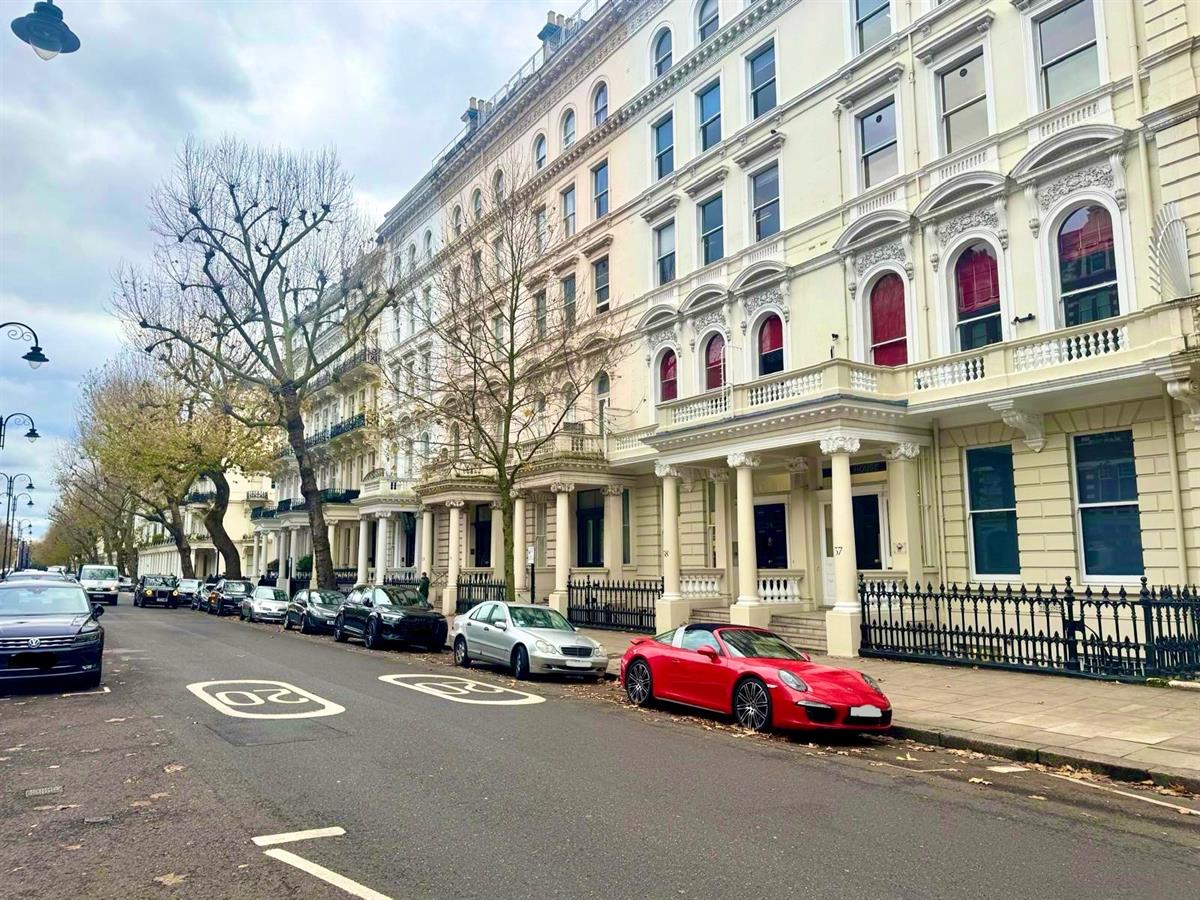 Flat Queen's Gate in City of Westminster