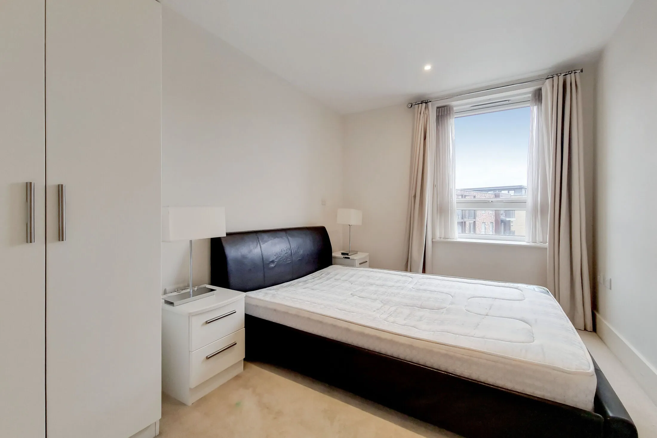 Flat Unwin Way in Greater London