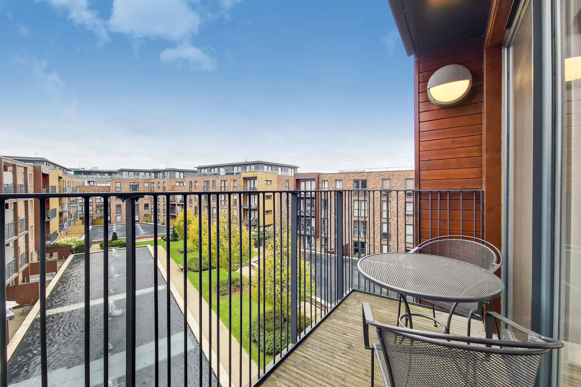 Flat Unwin Way in Greater London