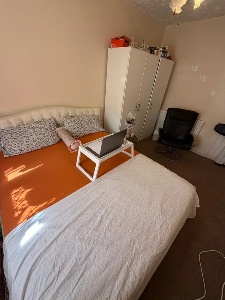 Room Brookfield Road in Greater London
