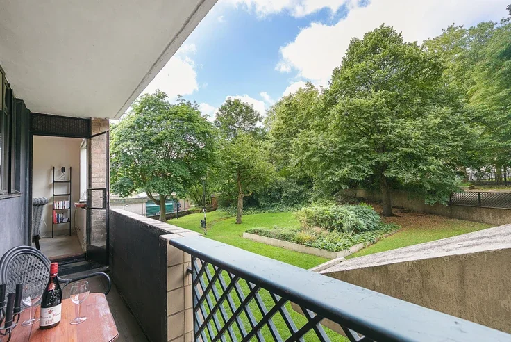 Flat Pine Street in Greater London