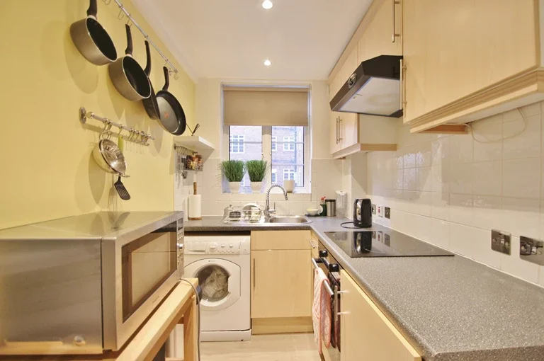Flat Hammersmith Road in Greater London