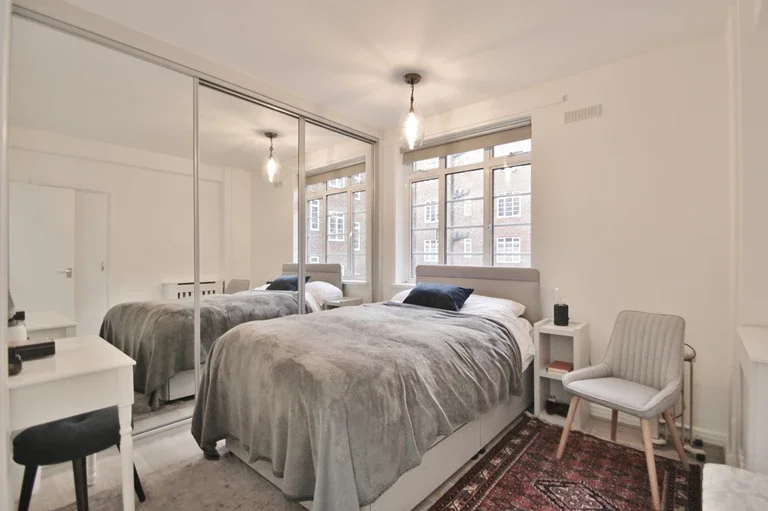 Flat Hammersmith Road in Greater London