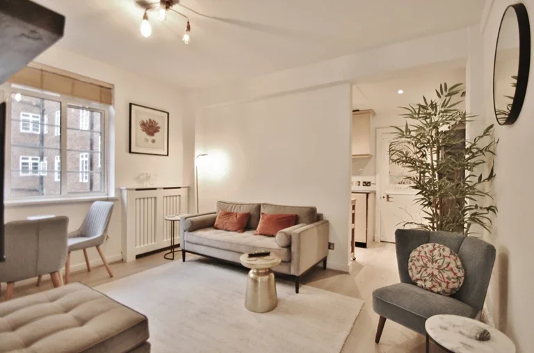 Flat Hammersmith Road in Greater London
