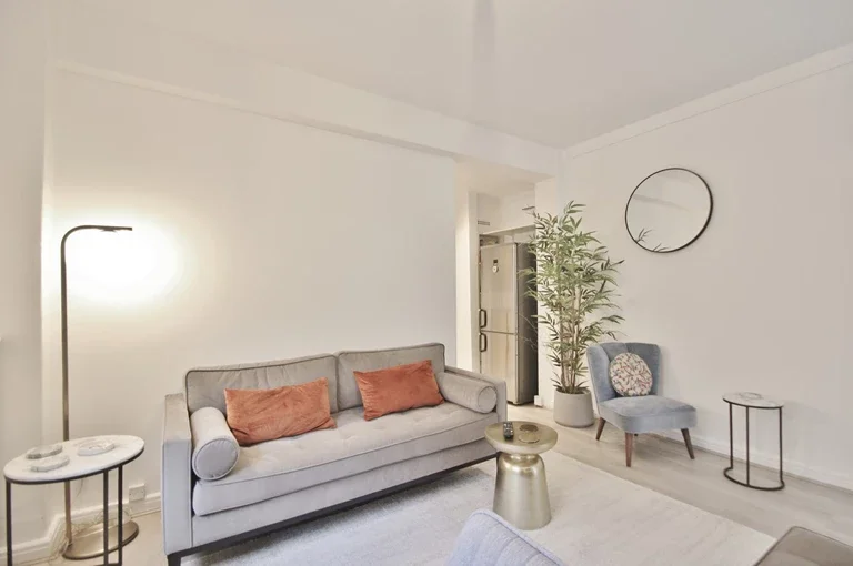 Flat Hammersmith Road in Greater London