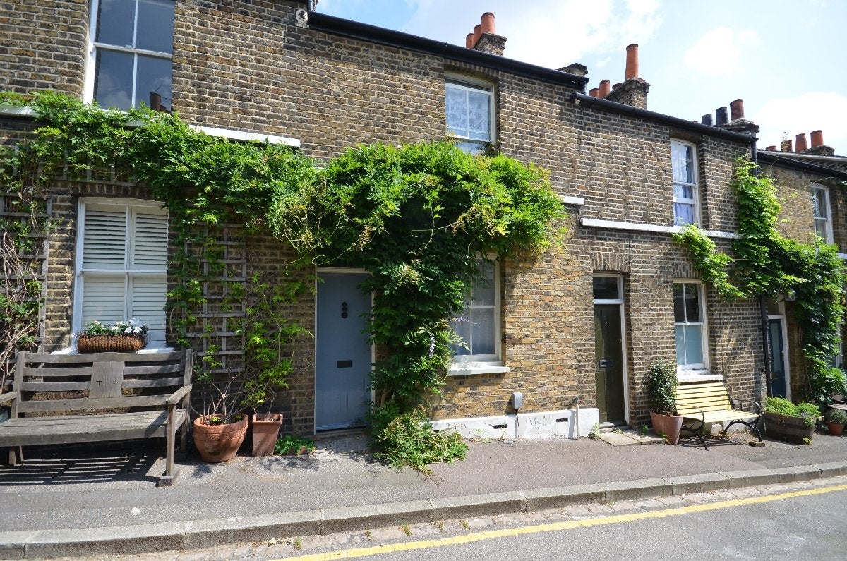 House Hollymount Close in Greater London