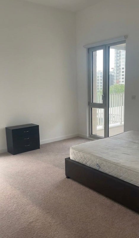 Room Knights Road in Greater London