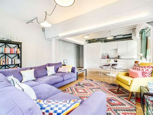 Flat Mapleton Crescent in Greater London