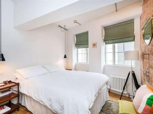 Flat Mapleton Crescent in Greater London