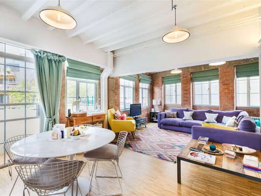 Flat Mapleton Crescent in Greater London