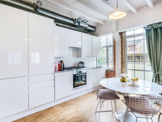 Flat Mapleton Crescent in Greater London