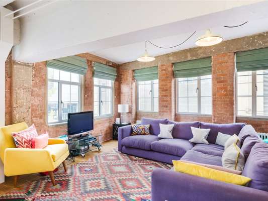 Flat Mapleton Crescent in Greater London