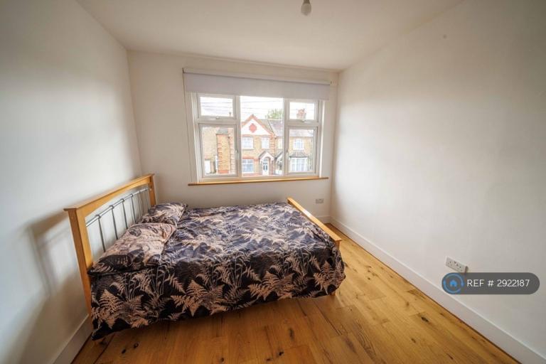 Room Ladbroke Road in Greater London