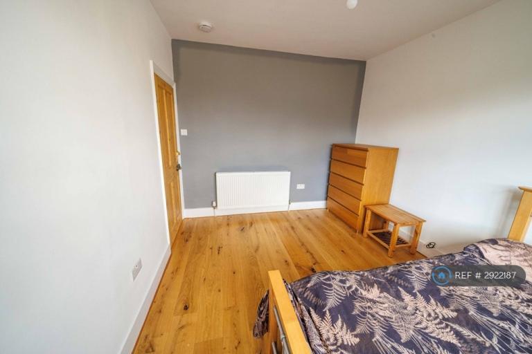 Room Ladbroke Road in Greater London