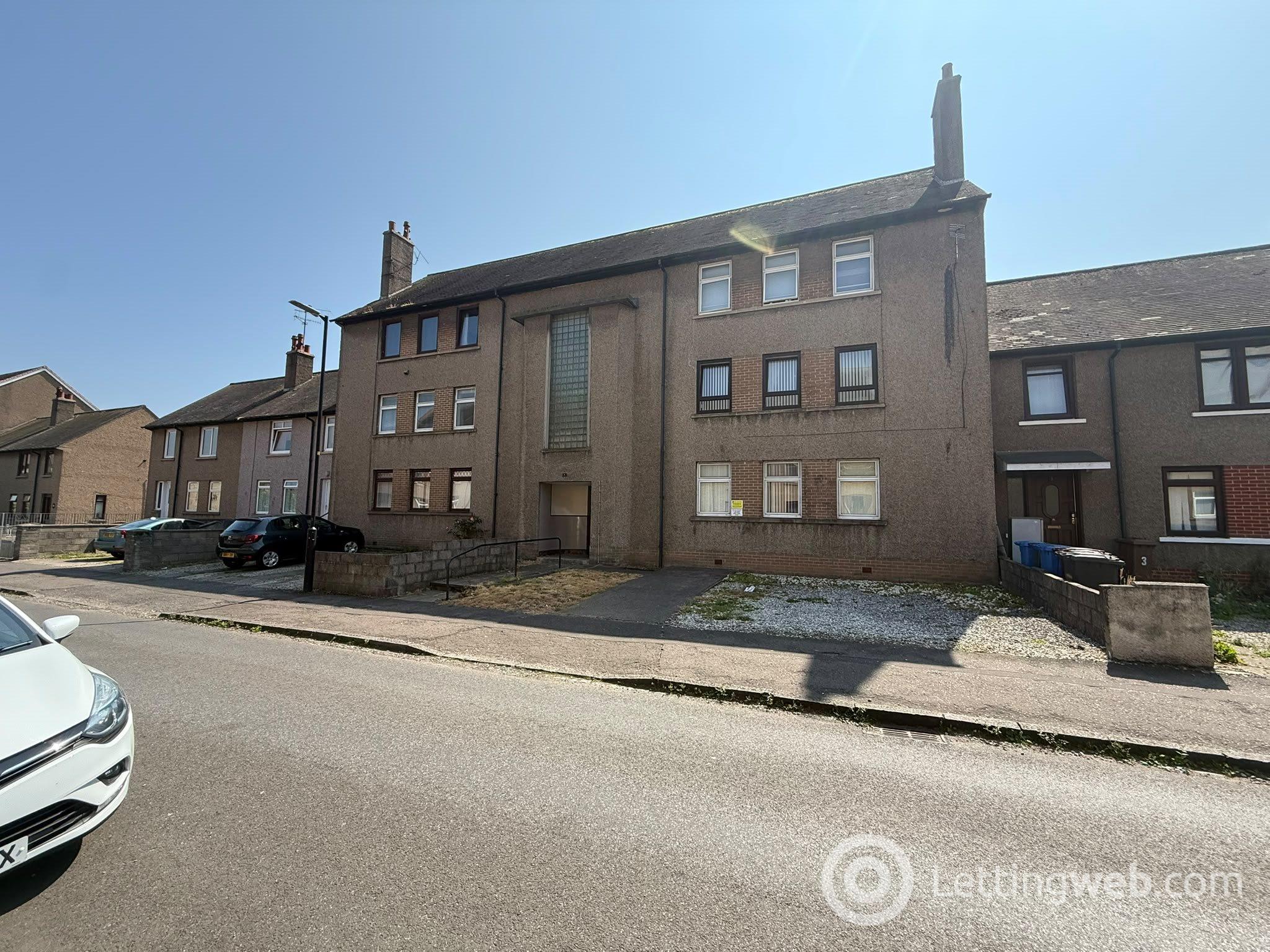 Flat Ballantrae Road in Dundee