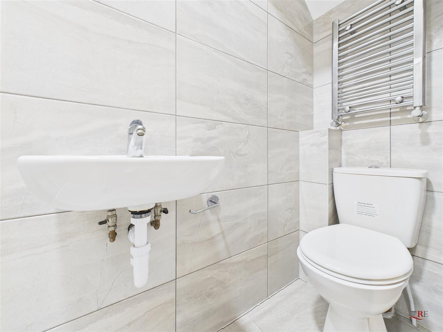 Room Reynolds Drive in Greater London