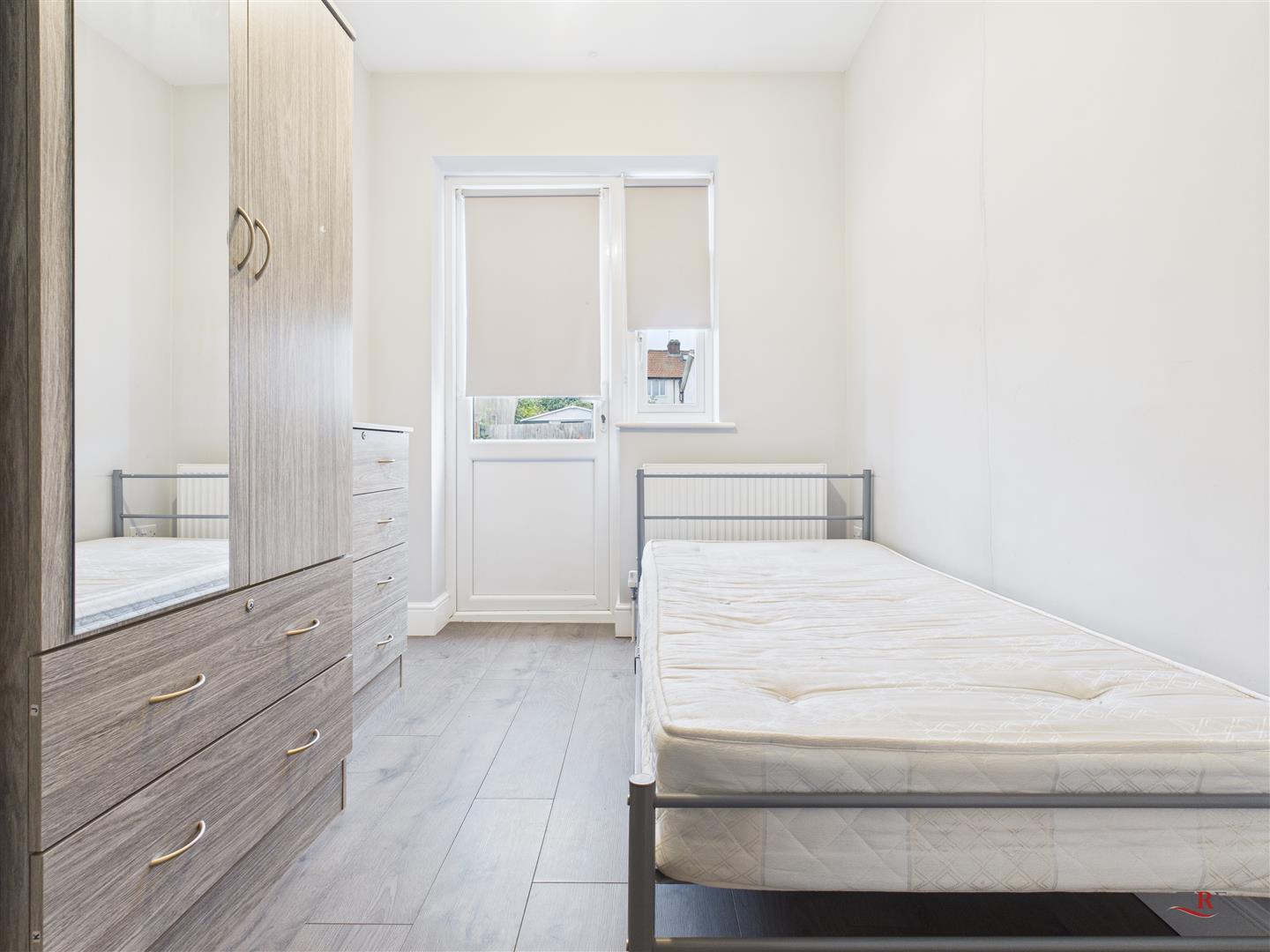 Room Reynolds Drive in Greater London