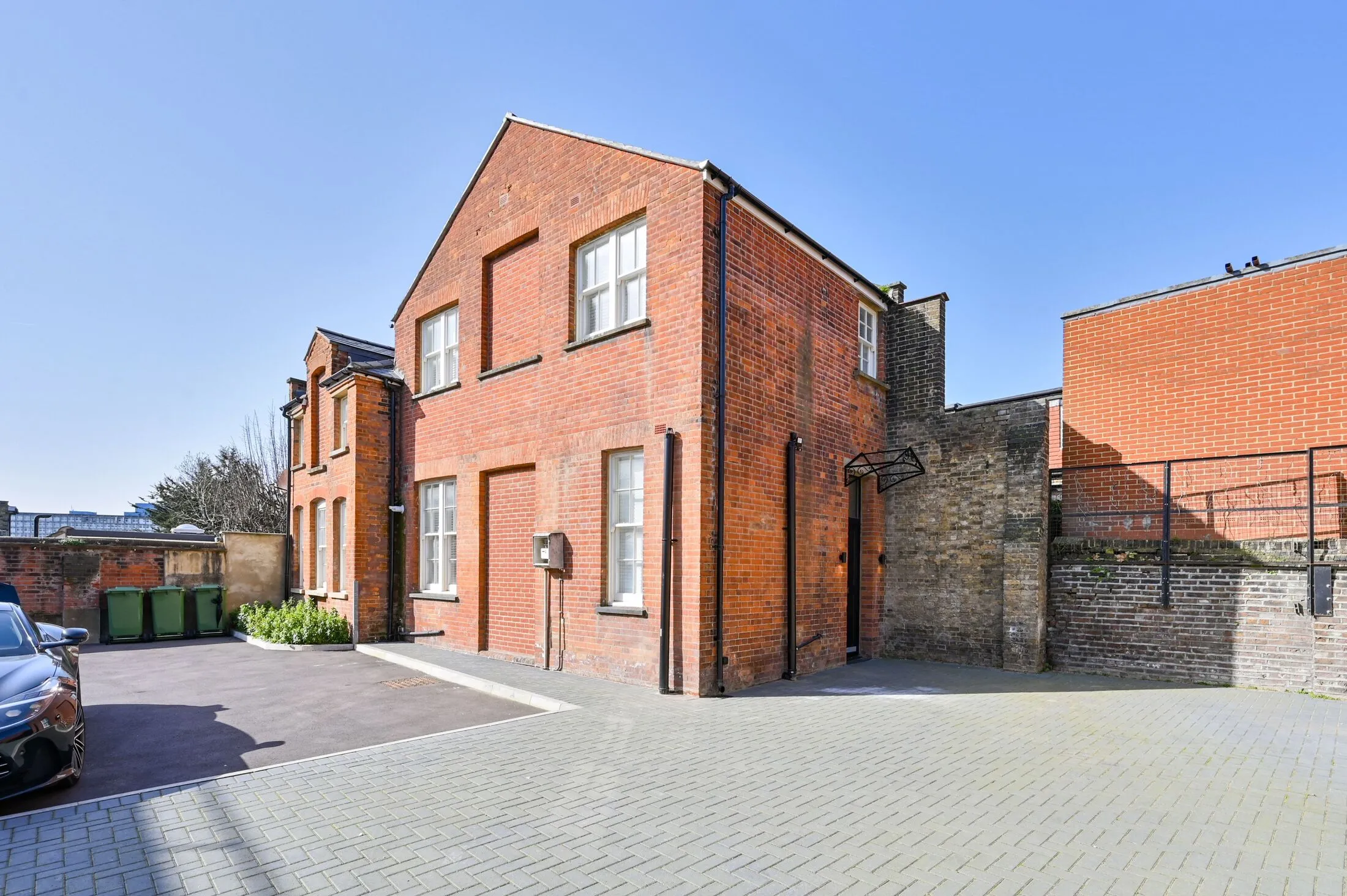 Flat Laurel Gardens in Greater London