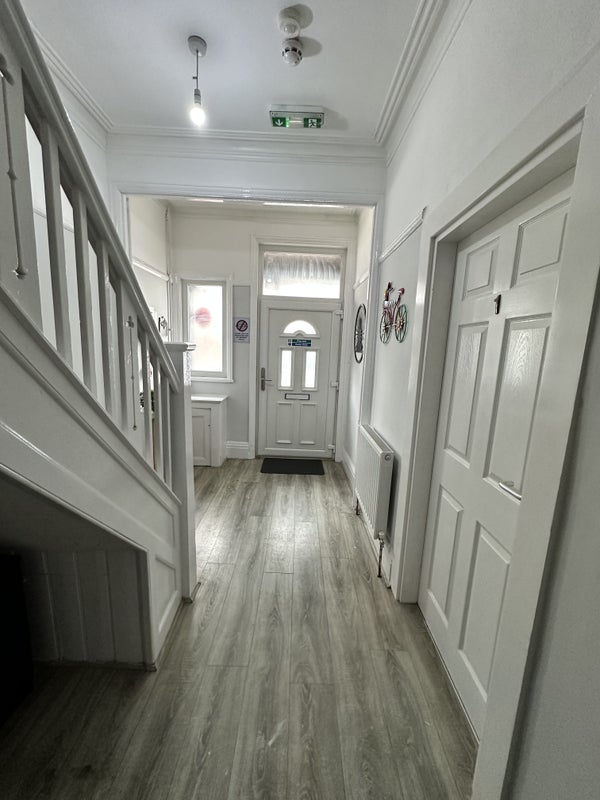 Room Queens Drive in Liverpool