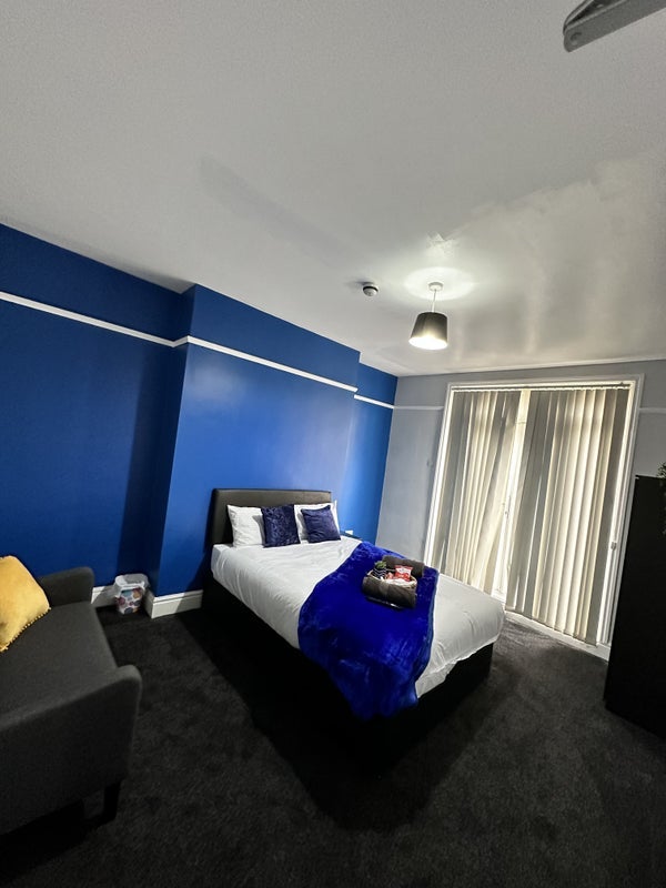 Room Queens Drive in Liverpool