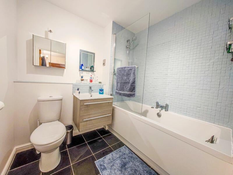Flat Merbury Road in Greater London