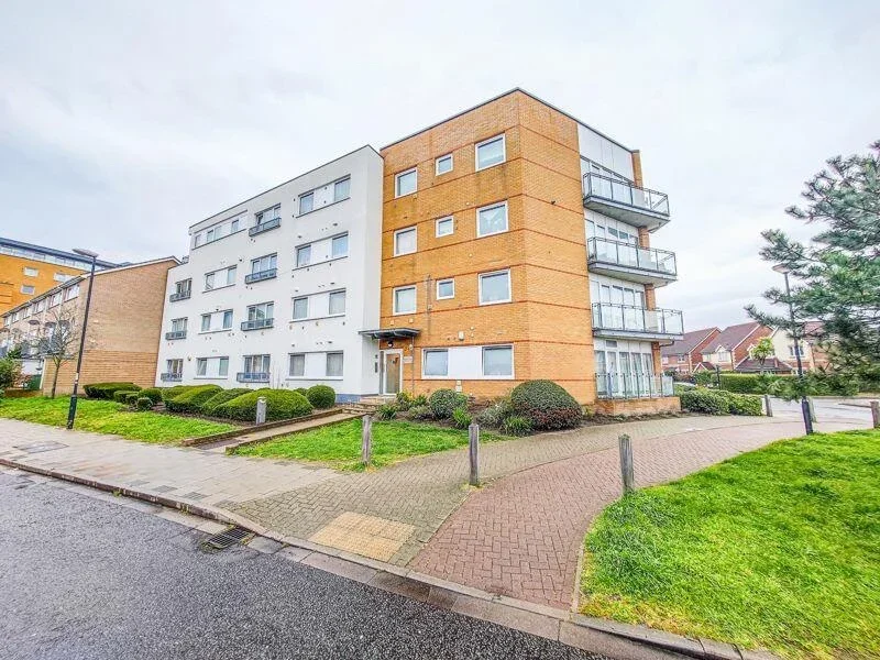 Flat Merbury Road in Greater London