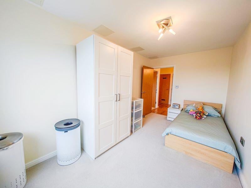 Flat Merbury Road in Greater London