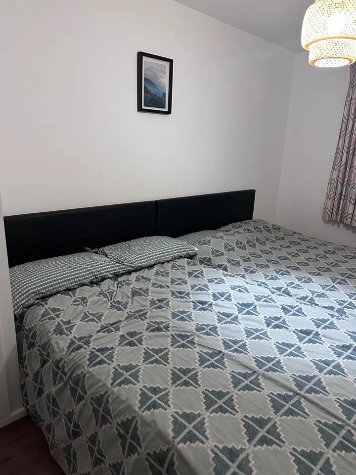 Room Knighton Close in Crawley