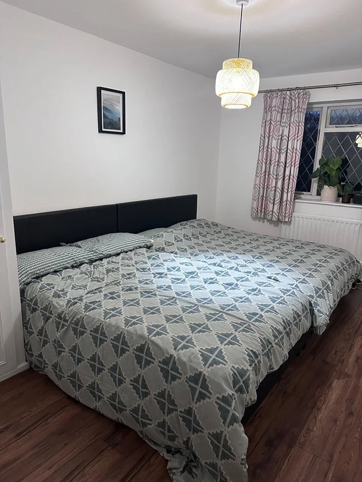 Room Knighton Close in Crawley