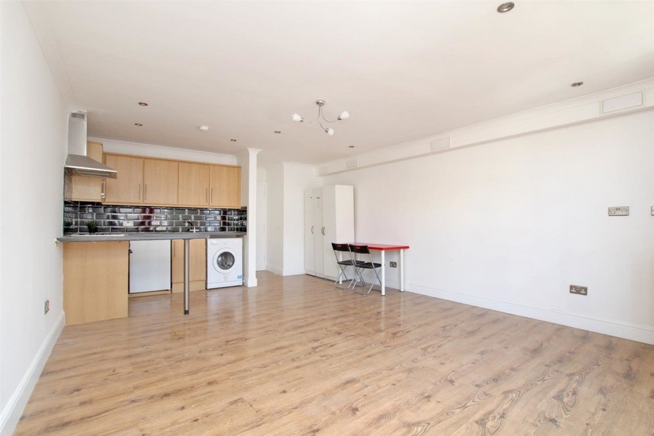 Flat Richard Street in Greater London