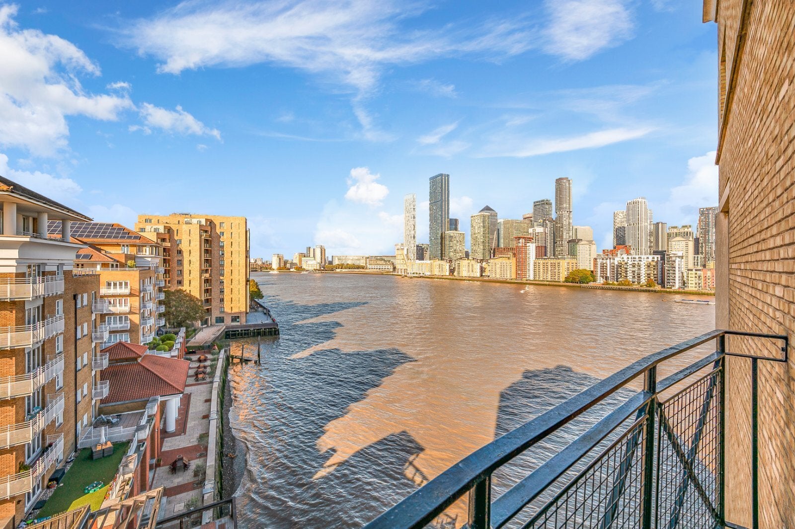 Flat Durand's Wharf in Greater London