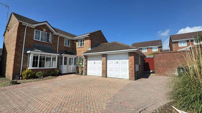 Room Waytown Close in Poole