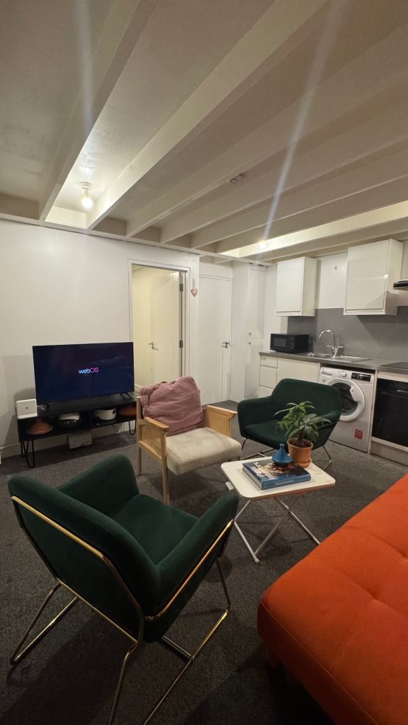 Flat Nunhead Green in Greater London