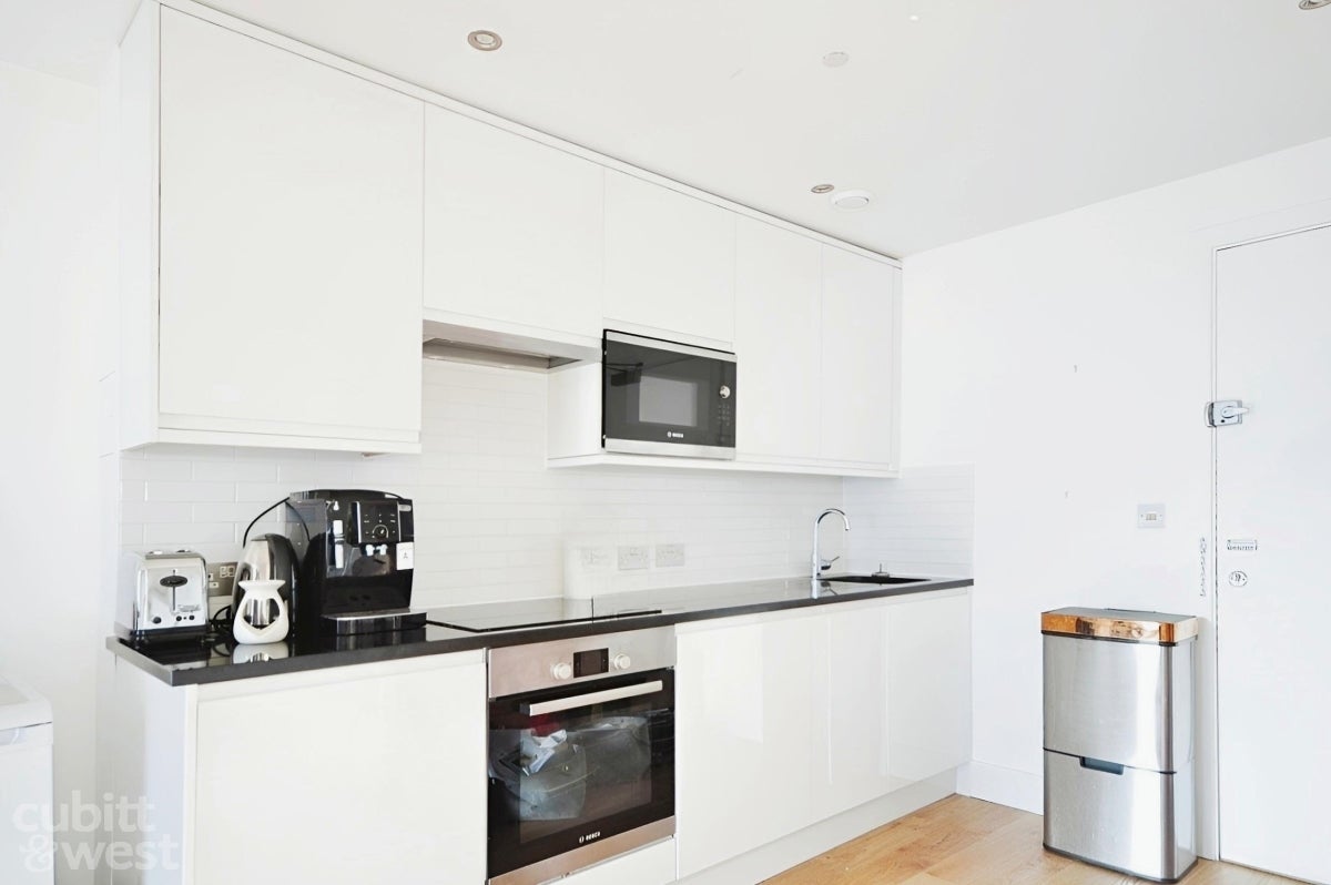 Flat Carshalton Road in Greater London