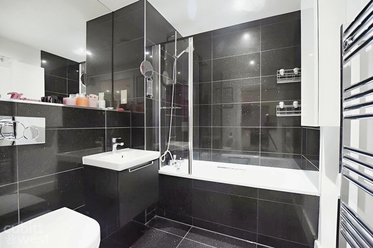 Flat Carshalton Road in Greater London