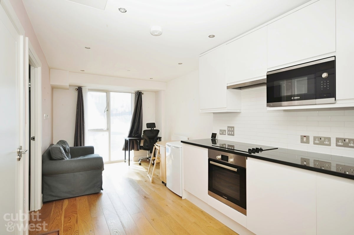 Flat Carshalton Road in Greater London