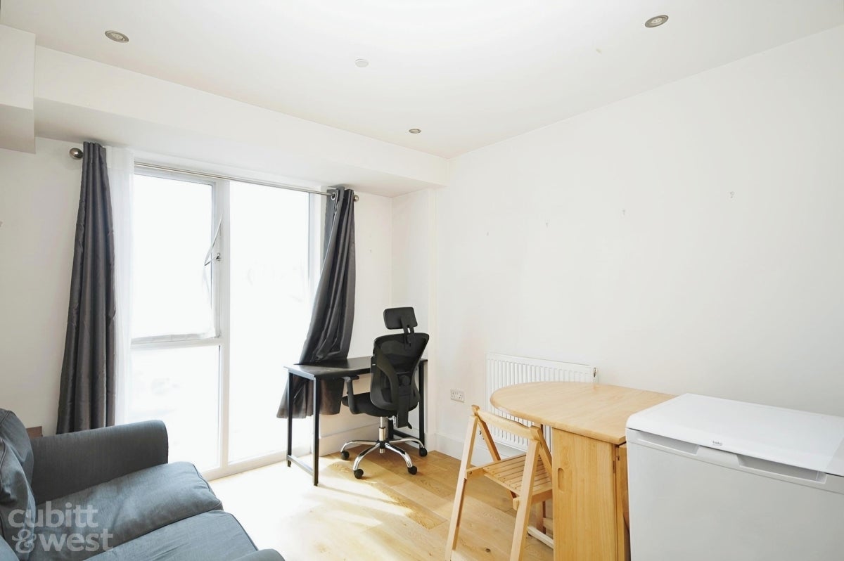 Flat Carshalton Road in Greater London
