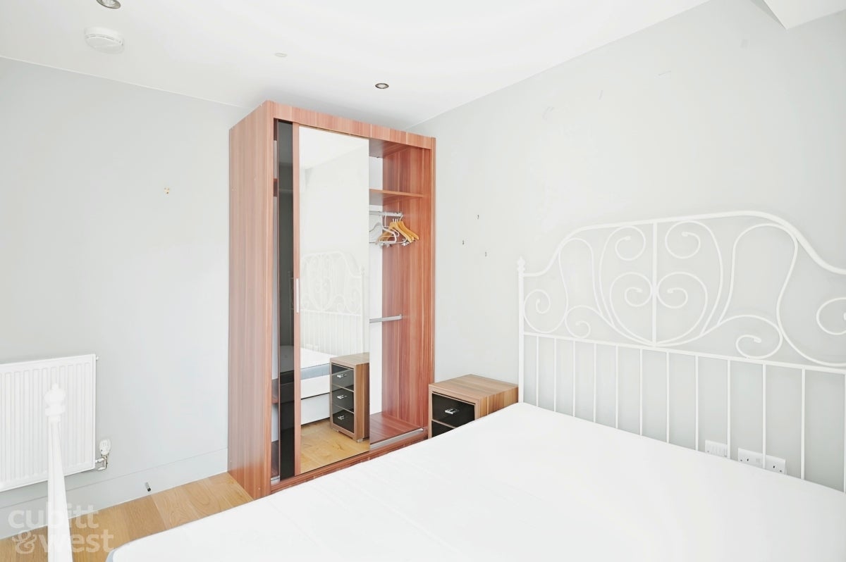 Flat Carshalton Road in Greater London