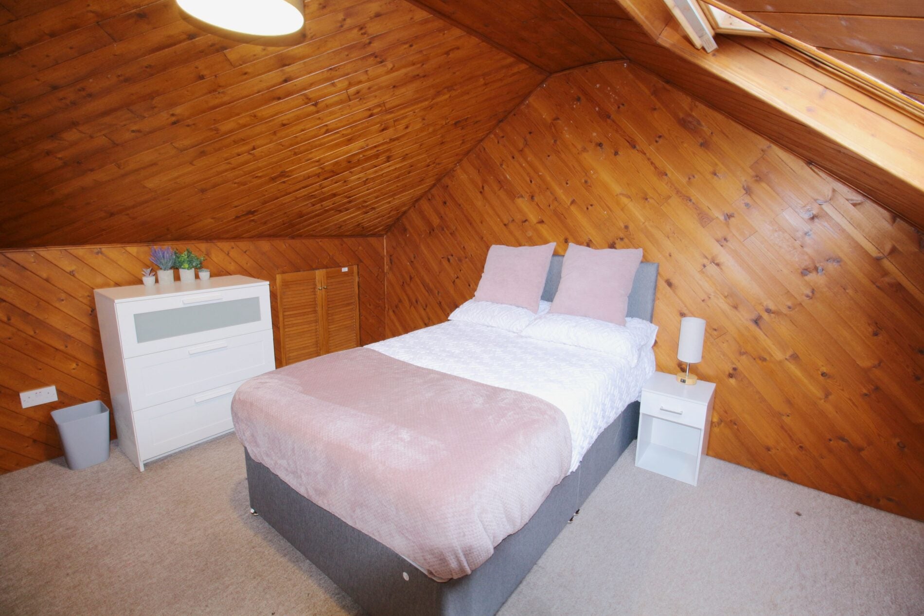 Room Hewson Road in Lincoln