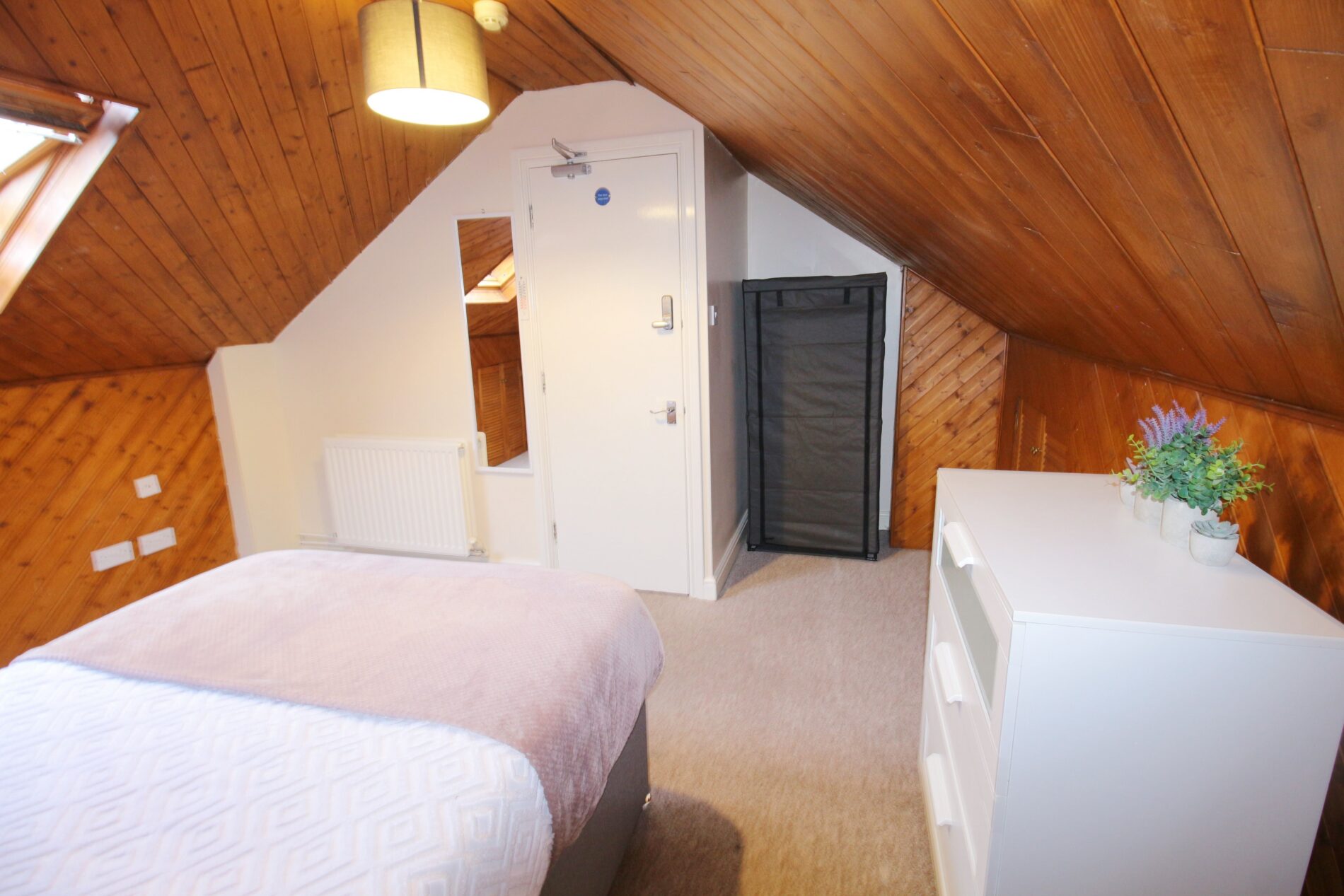Room Hewson Road in Lincoln