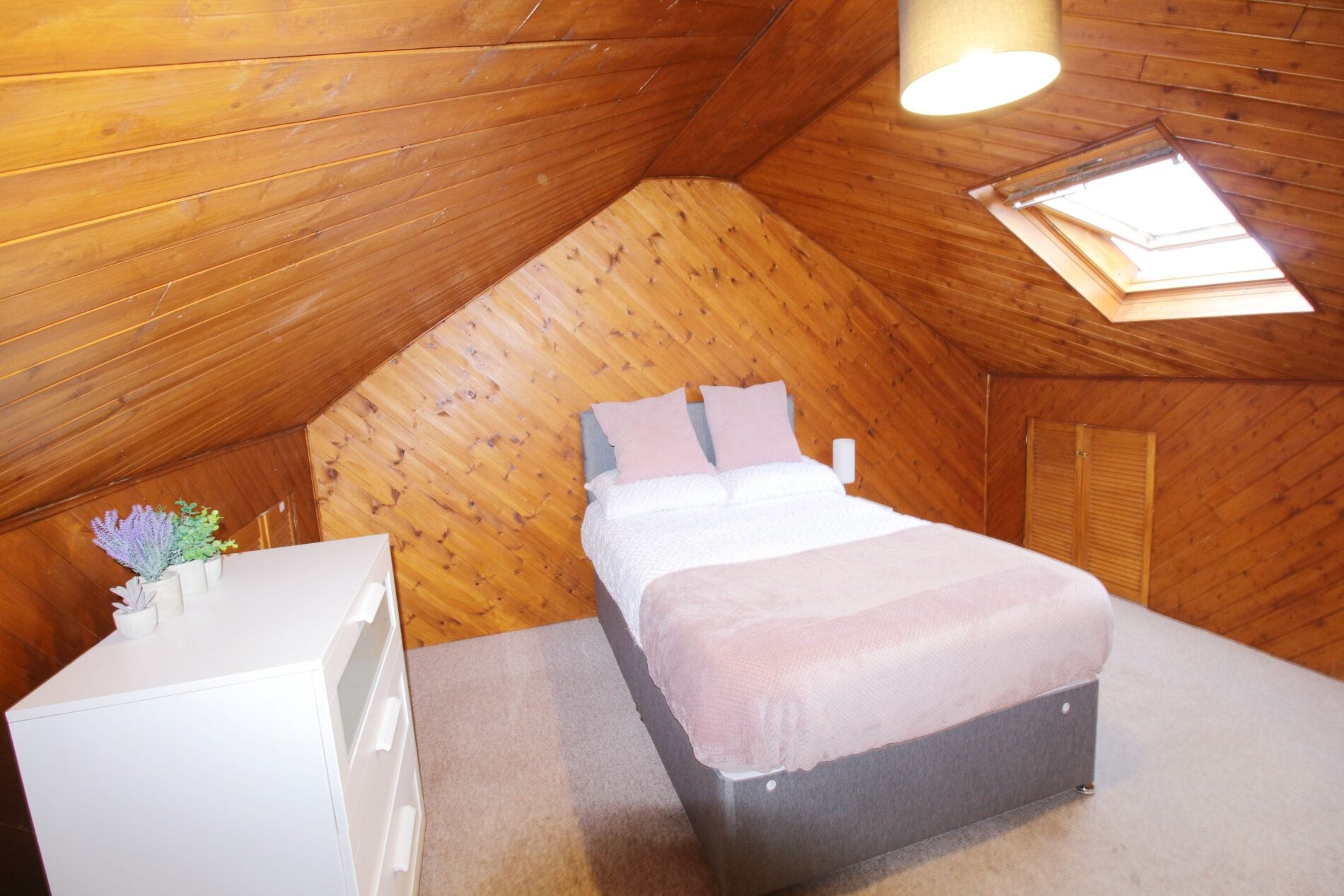 Room Hewson Road in Lincoln