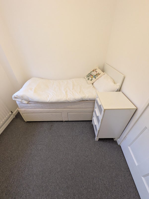 Room Greenstead Gardens in Greater London